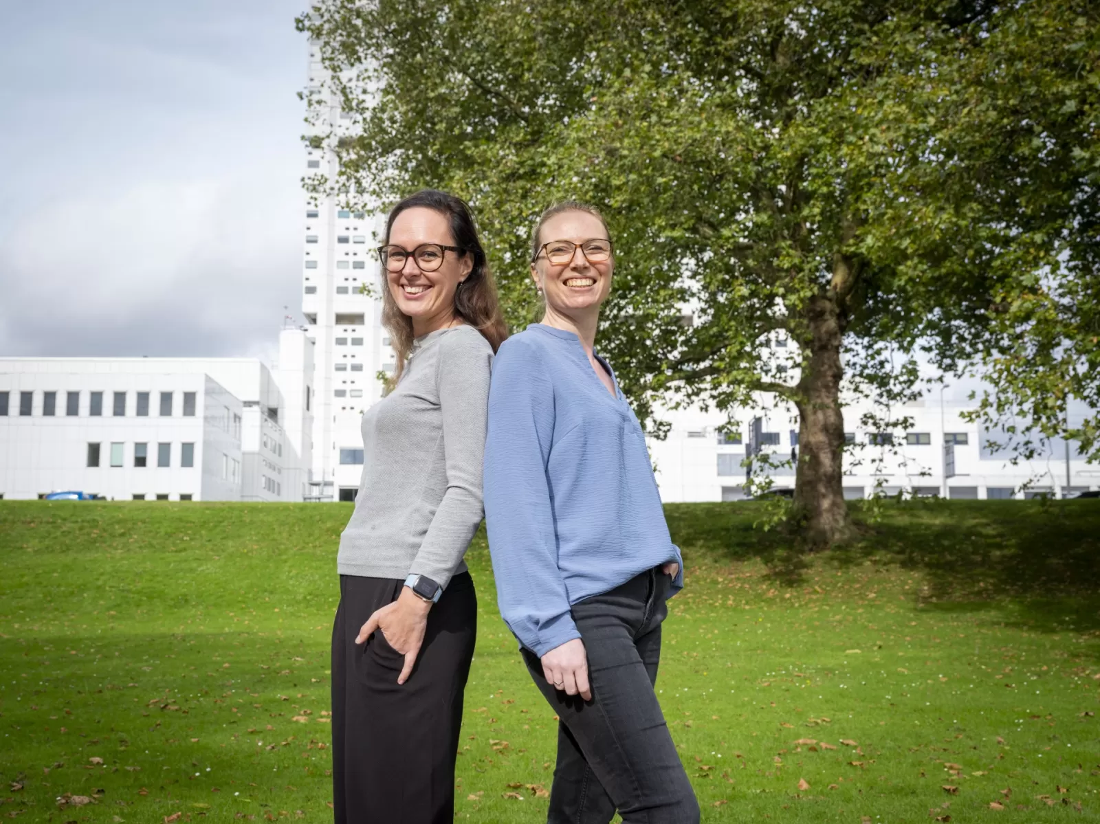 Onderzoekers Madelon van Tilburg (links) en Evelien van Meel (rechts)