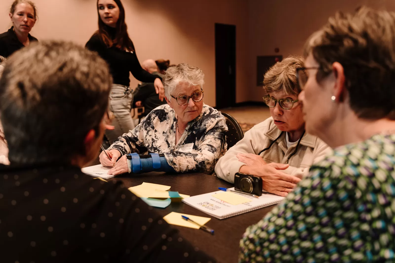 Bezoekers in gesprek tijdens een workshop
