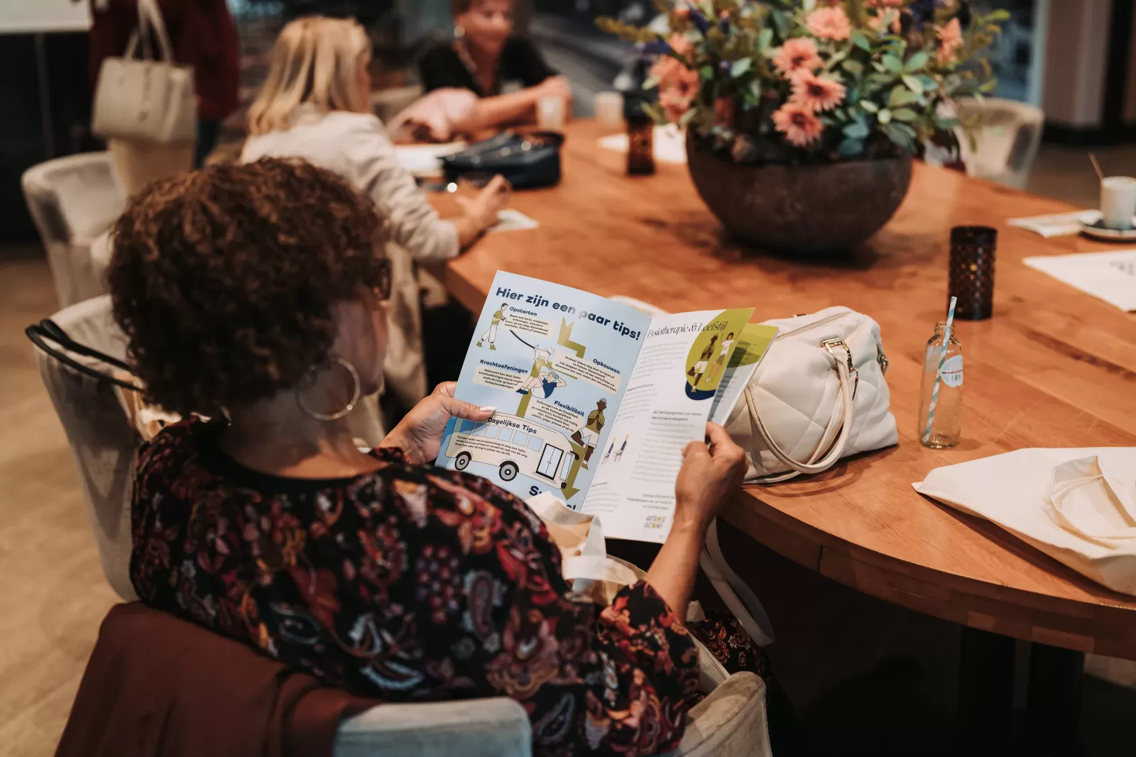 Bezoeker bladert door tijdschrift
