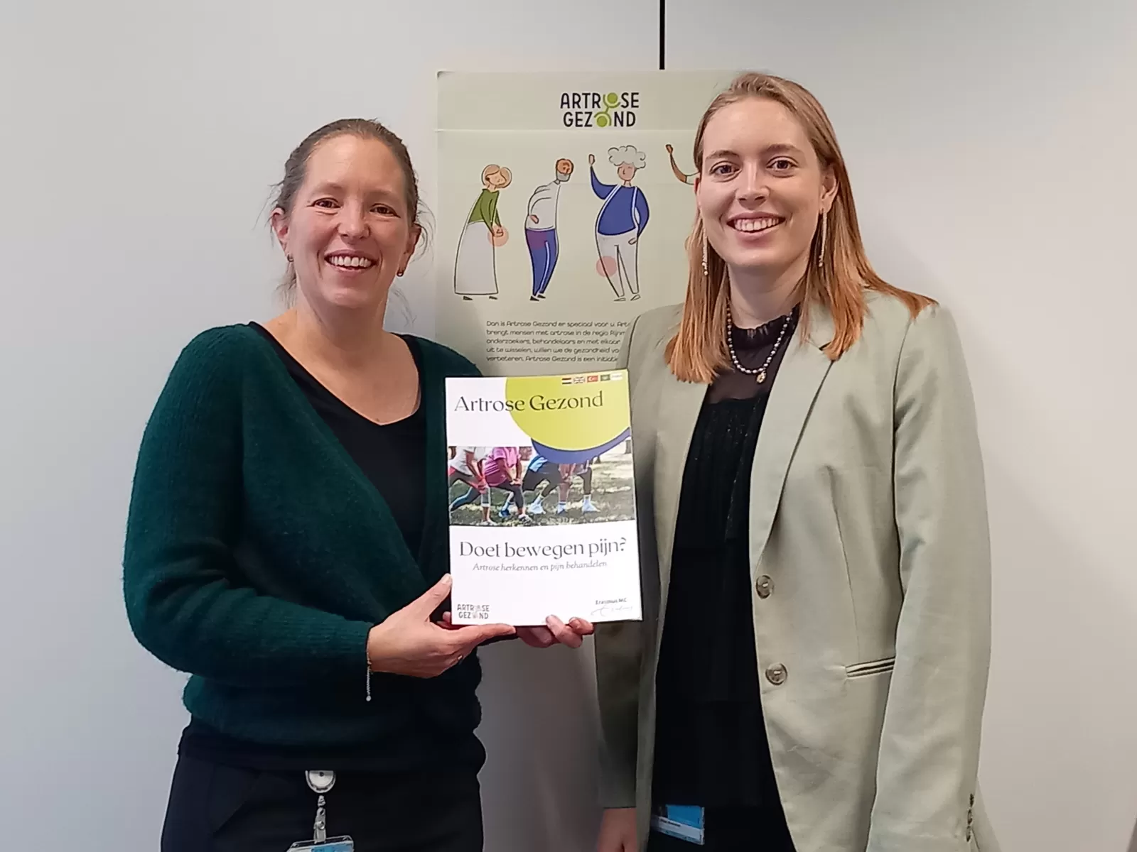 Projectleider Dieuwke Schiphof en onderzoeker Anja Roelofsen met het tijdschrift