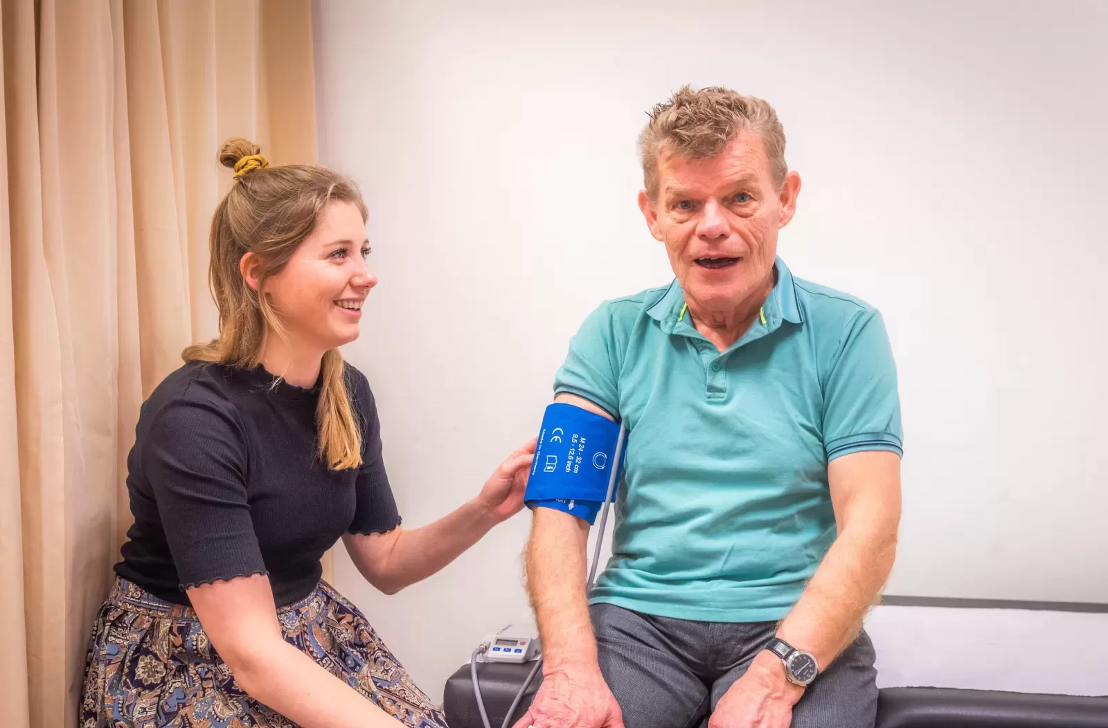 Marleen de Leeuw samen met een deelnemer van het onderzoek
