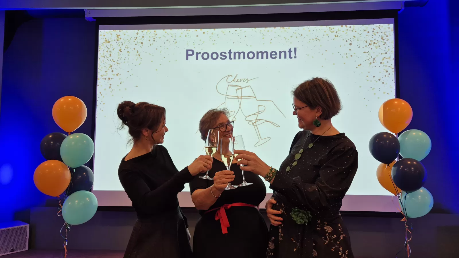 Dederieke Festen, Hanneke Veeren en Suzanne Duffels proosten tijdens de jubileumviering
